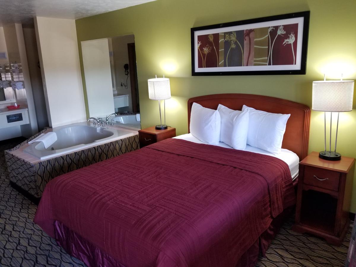 Economy Inn & Suites Cedar Lake ภายนอก รูปภาพ