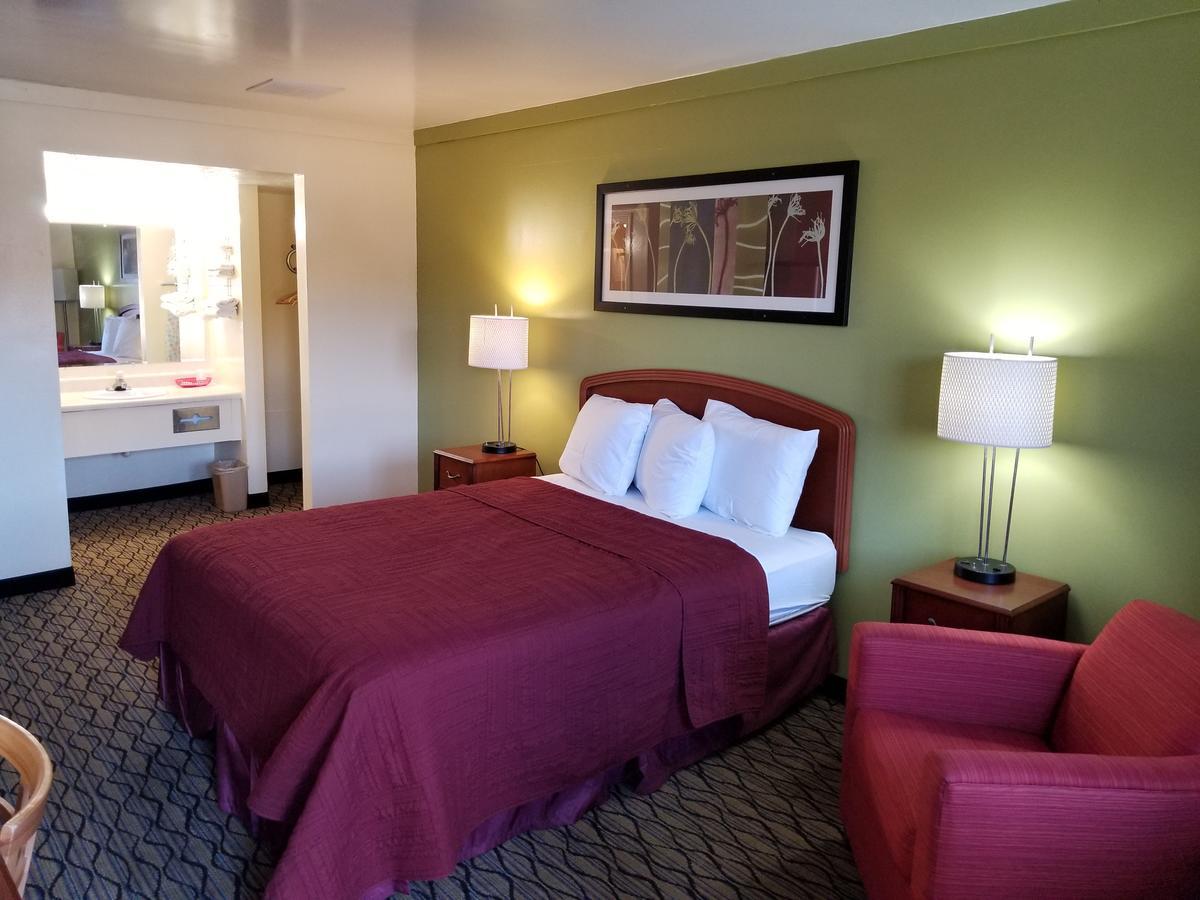 Economy Inn & Suites Cedar Lake ภายนอก รูปภาพ