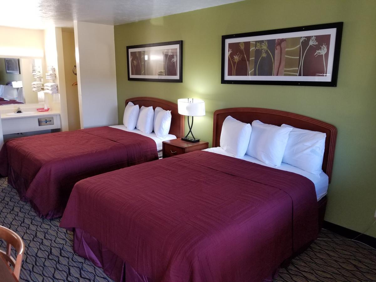 Economy Inn & Suites Cedar Lake ภายนอก รูปภาพ