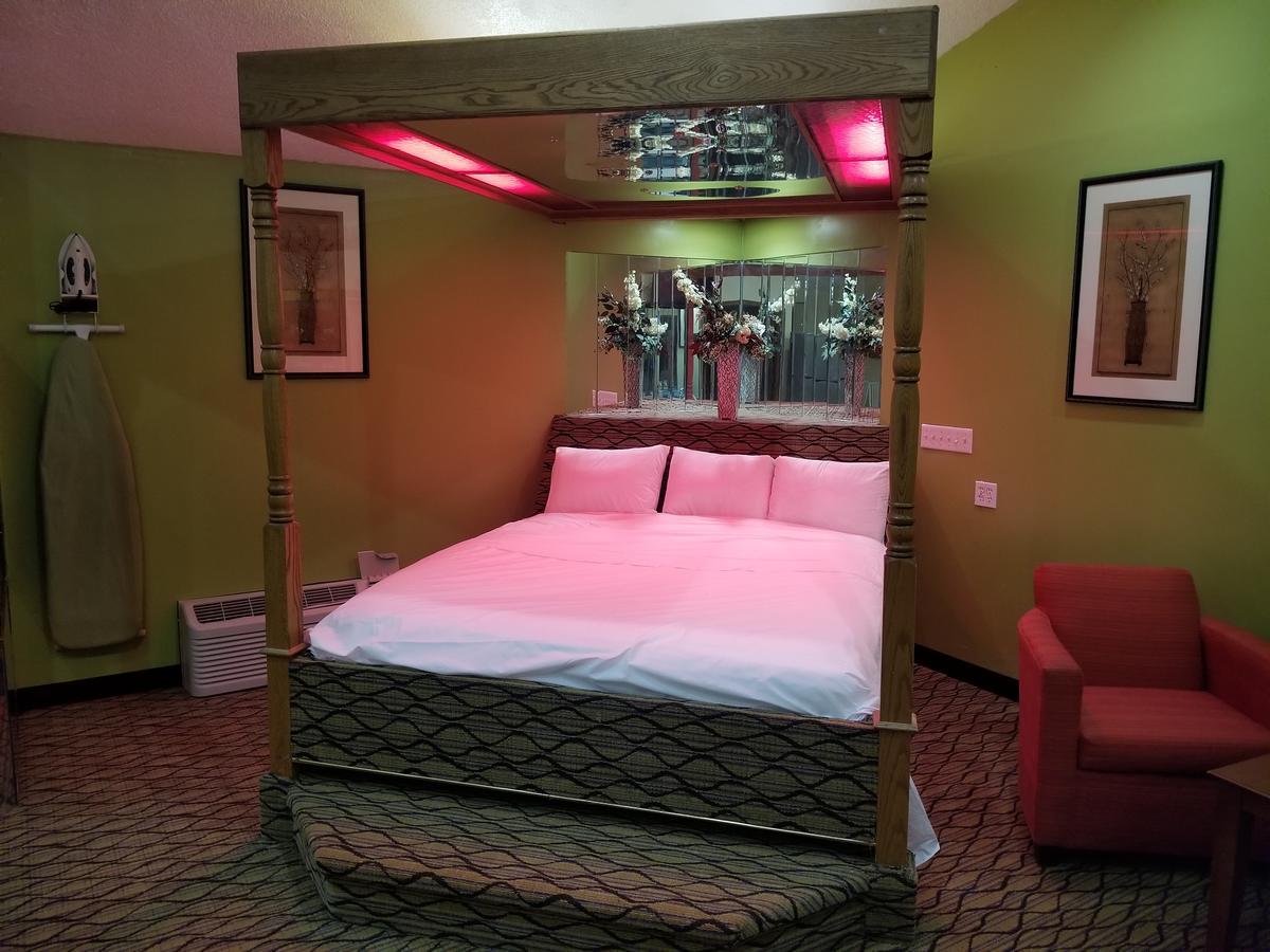 Economy Inn & Suites Cedar Lake ภายนอก รูปภาพ